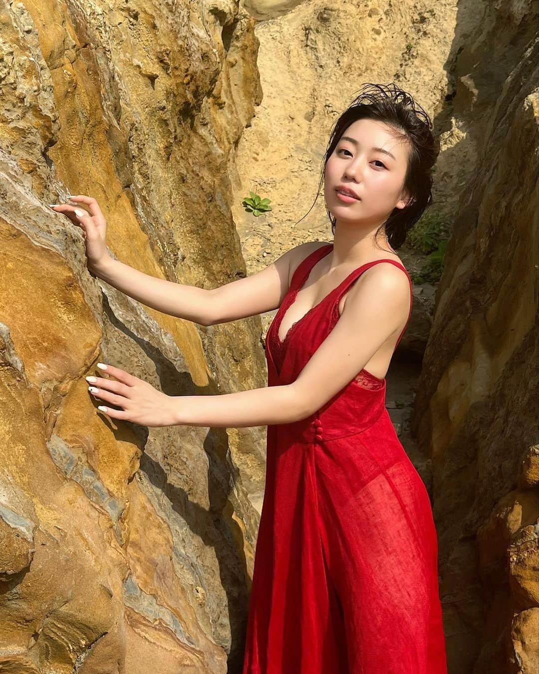 りーちゃんのインスタグラム：「文春『デジタル原色美女図鑑　凛咲子　LIKE A Villainess』 発売中です‼️  密かに憧れていた赤いドレスと海の撮影…💃  他では見れない芸術的なグラビアをぜひ楽しんで欲しいです！  感想待ってです♪  DMM独占配信版もチェックです！」