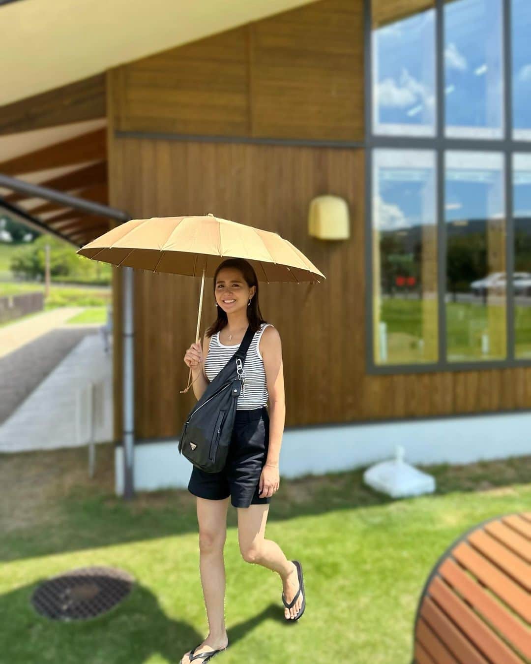 山本いさ奈さんのインスタグラム写真 - (山本いさ奈Instagram)「先日娘とかかと水遊び👧🏻🌈 日焼け大好き人間の私がついに初日傘☂️ いや、今年の夏あまりにも暑すぎません？ という事で　@_novae.jp_ の日傘を🤍 今SALEもやってるみたいなので是非🫶🏻  #日傘#晴雨兼用#novane」8月27日 20時57分 - _____isana_____