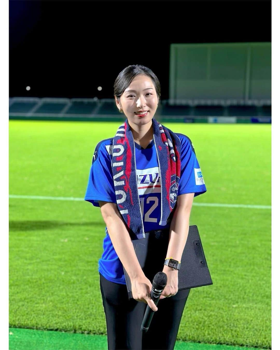 神戸麻衣のインスタグラム：「関東サッカーリーグ⚽️ 東京ユナイテッドFC vs 東京国際大学FC  スタジアムDJでした🎤  約一ヶ月ぶりのホームゲーム⚽️ 2-1で勝利✨ ハーフタイムクイズ、抽選会、ヒーローインタビュー、トリコ賞、写真撮影と内容盛りだくさんでした👏  「GOOOOOOAL!!」コール2回もできて楽しかった〜☺️♪  本日も熱い応援ありがとうございました🔥  #司会 #mc #モデル #model #リポーター #ナレーター #reporter #ナレーション #スポーツmc  #イベント #イベントmc #神戸麻衣 #東京ユナイテッドfc #サッカー #soccer #関東リーグ #味の素フィールド西が丘」