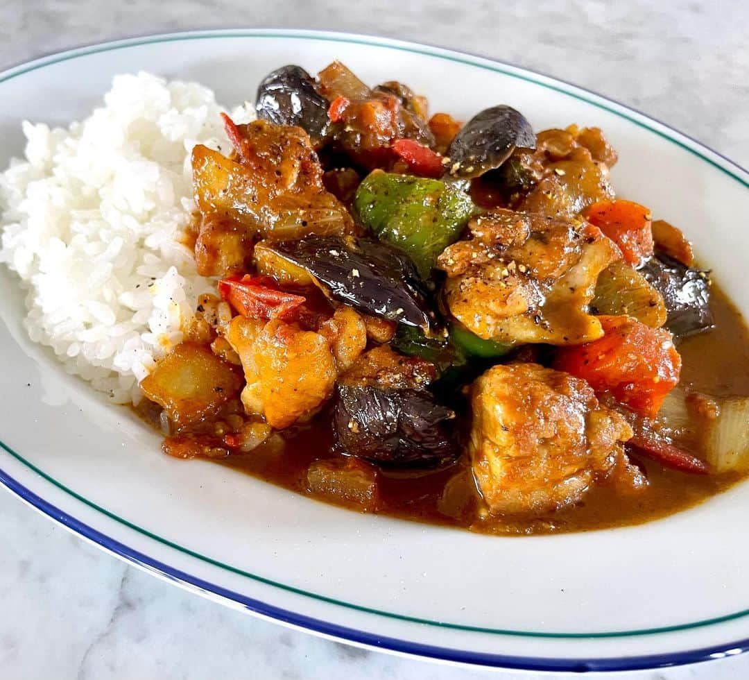 コウケンテツのインスタグラム：「「炒め時間10分！ 野菜ゴロゴロ！ なすと鶏肉の炒めカレー🍛🥳」 . 今の時期にぴったり！ 野菜の旨みを活かした さらりとしながらも 最高に美味しい 元気が出る 夏のカレー🍛☀️ . ぜってー 作ってくれよな✊ @studio_hoop  @etooo.kazuya  #カレー #夏野菜 #炒めカレー #なす #鶏肉 #ヘルシー #簡単レシピ #YouTube #コウケンテツ #YouTube」