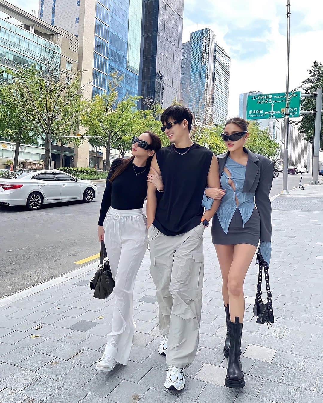 アム・パチャラパーのインスタグラム：「เขายิ้มให้เรานะ🥰 @pooklook_fonthip @mike_pattaradet」