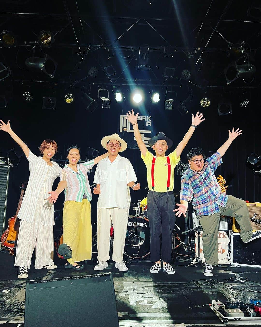 のインスタグラム：「D.W.ニコルズ  『EVERGREEN』リリース記念ツアー  名古屋公演 大阪公演 終わってしまった。。。 ありがとうございました‼️  ステージからの景色は最高でした。  ニコルズ2人の背中ごしの フロアのみんなの笑顔🌻  あと残すは東京公演のみ。 噛み締めながら 一打一打を大切に 叩かせていただきます！🥁  #dw25」