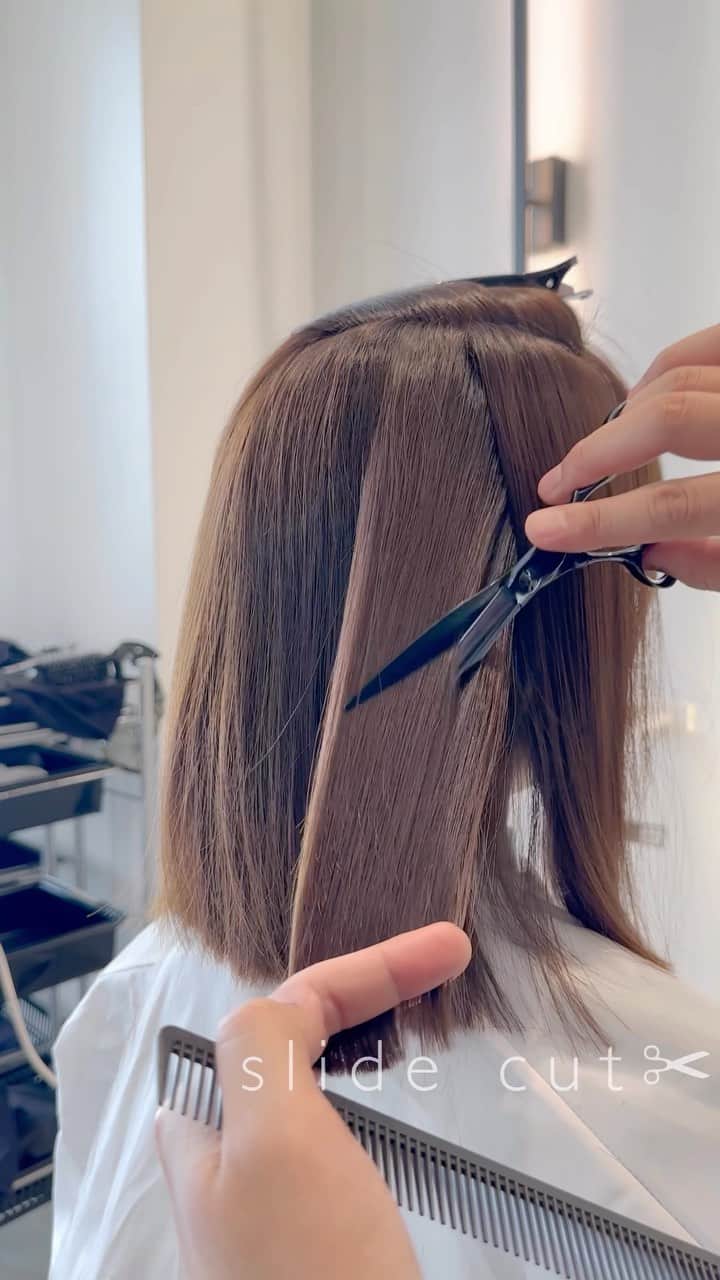 齋藤純也のインスタグラム：「slide cut✂︎  ダメージがないようにデザイン的に髪の毛の量を取るのもカット技術においてとても大切です お客様の理想に添えるように全力で美しいヘアスタイルに導きます💇‍♀️」