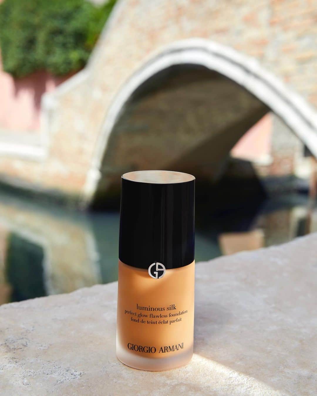 Armani Beautyさんのインスタグラム写真 - (Armani BeautyInstagram)「Iconic foundation for an iconic festival. Creating a skin-like, radiant complexion, the lightweight LUMINOUS SILK FOUNDATION can take you from days exploring Venice to nights on the red carpet.   Join Armani beauty as the main sponsor of the 80th Venice International Film Festival, starting August 30th.   #Armanibeauty #Armanimakeup #BiennaleCinema2023 #Venezia80 #LuminousSilk #Makeup」8月27日 21時00分 - armanibeauty