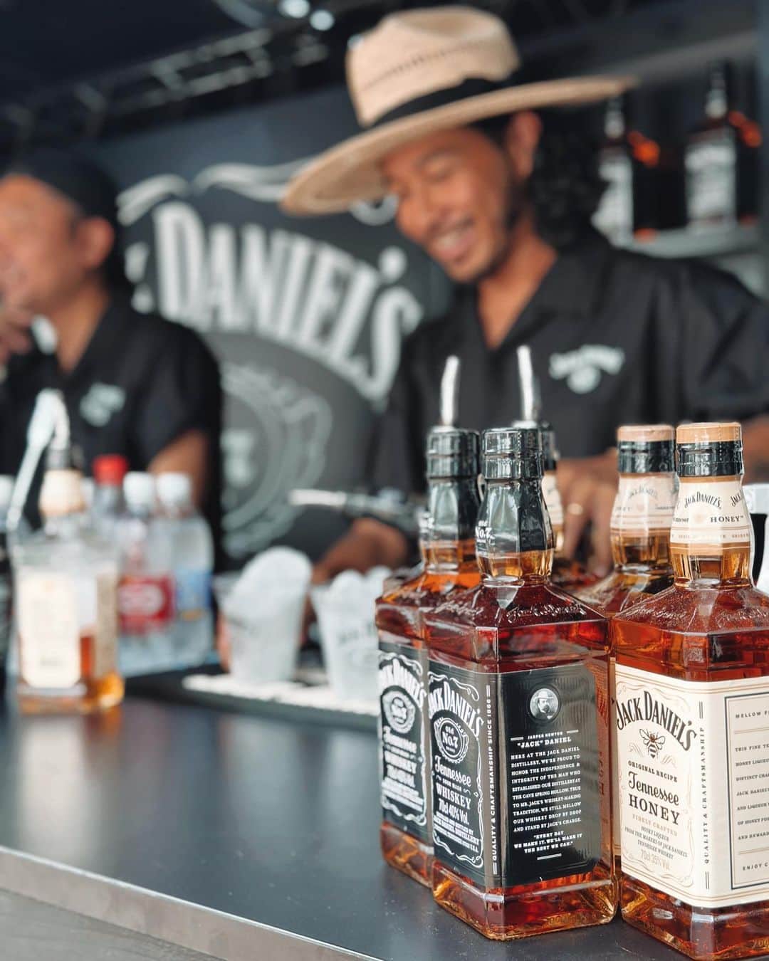 KENNY（吉原健司）さんのインスタグラム写真 - (KENNY（吉原健司）Instagram)「#ラブシャ にて @jackdanielsjapan ブースをジャックしてきました🤘🏾🔥  ミュージシャンになる前はバーテンのバイトもしてたからなんか懐かしくもあり、嬉しくもあった。 多くのミュージシャンが愛するお酒に浸りながら自分が愛する音に酔う。 ジャックダニエルはフェスに酔わせる唯一無二の存在だった。 そして、やはりフェスには非現実的な魅力があるなぁと再認識。  Thank you @jackdanielsjapan @spaceshower_sweetloveshower  #ジャックダニエル #AD」8月27日 21時01分 - kenny_yoshihara