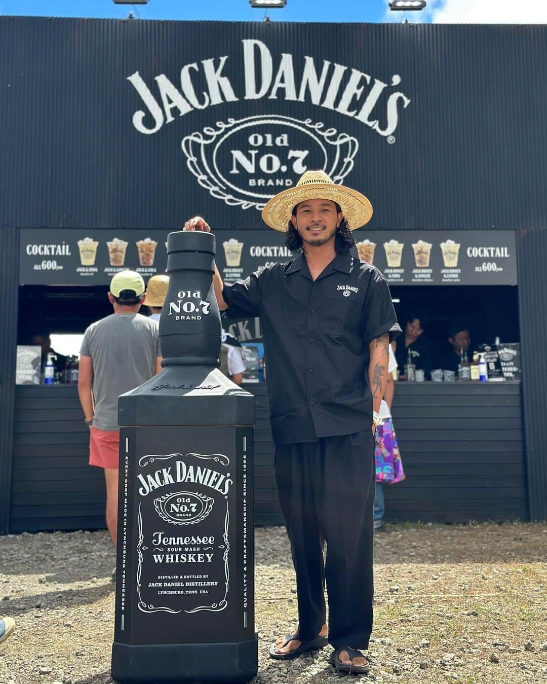 KENNY（吉原健司）さんのインスタグラム写真 - (KENNY（吉原健司）Instagram)「#ラブシャ にて @jackdanielsjapan ブースをジャックしてきました🤘🏾🔥  ミュージシャンになる前はバーテンのバイトもしてたからなんか懐かしくもあり、嬉しくもあった。 多くのミュージシャンが愛するお酒に浸りながら自分が愛する音に酔う。 ジャックダニエルはフェスに酔わせる唯一無二の存在だった。 そして、やはりフェスには非現実的な魅力があるなぁと再認識。  Thank you @jackdanielsjapan @spaceshower_sweetloveshower  #ジャックダニエル #AD」8月27日 21時01分 - kenny_yoshihara