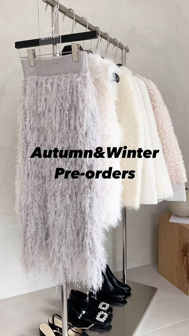 のインスタグラム：「. 👀Pre-order until 8.31 大好評!!! 秋冬の新作がLimited price & Gift付きでご購入頂けます🖤  初回限定予約giftとして、ソックスorカチューシャをお選びいただけるので是非期間中にご検討下さい🤍  #ファー#ファーコート#ショートジャケット#ファージレ#ファーベスト#ジャケット#エコファー」