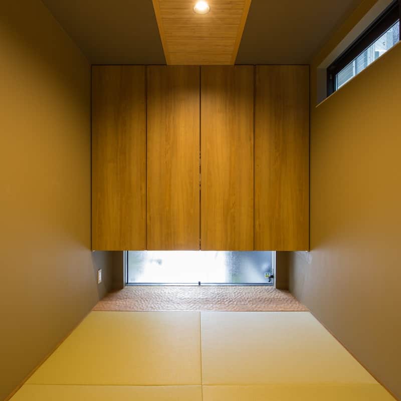 ムクリ［mukuri］さんのインスタグラム写真 - (ムクリ［mukuri］Instagram)「1階玄関周りで大切にした広がりとお気に入りの空間づくり  広い土間や収納力たっぷりの 通り抜けできるシューズクロークがある yuriさんのおうちの玄関スペース。  片持ち階段やアイアンの一本手摺など スッキリさを大切にしつつ、 廊下から階段の踏板まで続く ヘリンボーンの床との組み合わせが印象的です。  他にも工夫が満載の素敵な空間なのですが、 実は後悔点もあるとのこと。 住んでみないとわからない点ってありますよね。  参考になるお話と素敵な玄関を ぜひご覧になってくださいね♩  ▶︎玄関インテリアまとめ ––––––––––––––––––– ●メインクロス ・サンゲツ　SP2137 （現在はSP9553）  ●玄関タイル　 ・名古屋モザイク工業：600角タイル/コットメント/目地グレー  ●ブラケットライト　 ・千sen  ●1階ホール・廊下の床材　 ・ADVAN：ノースウッドヘリンボーン  ●洗面スペース ・サンワカンパニー：カーラ400ホワイト –––––––––––––––––––  –––––––––––––––––– ムクリ公式アカウントでは くらしの中にある"好き"や"コダワリ"を毎日お届け。  インテリア、整理収納から家づくりなど 日常で参考になる情報から サラッと読める短編コラムまで ご紹介していますのでフォローしてぜひご覧ください。 ▶︎ @mukuri_official ・  「 #ムクリ 」のタグもいつも楽しく拝見しています☺️  オリジナルブランドは @daily_mukuri  くらしの中にあったらいいいな、 そんな商品を企画・制作、集めています。 ––––––––––––––––––  #玄関 #玄関インテリア #ヘリンボーン #2階リビング #truckfurniture #レッドシダー #マイホーム #注文住宅 #ナチュラルインテリア #無垢 #造作 #IKEA #サンワカンパニー #名古屋モザイク#新築 #新築一戸建て #マイホーム計画 #マイホーム記録 #家 #おうち #家づくり#interior #くらしの編集 #暮らしを楽しむ #グリーンのある暮らし #緑のある暮らし #猫のいる暮らし #ムクリ」8月27日 21時05分 - mukuri_official