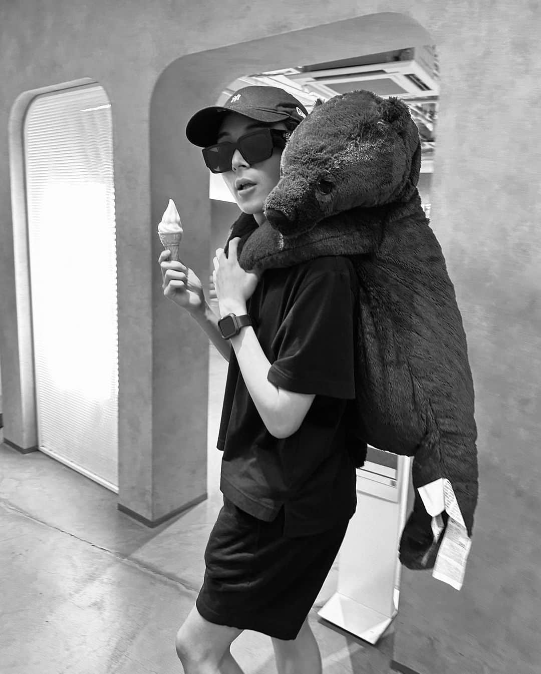 高橋龍之介のインスタグラム：「Day off  ~半袖短パン程楽なものはない~ 最近1日アイス何個食べてるんだろう⁇」