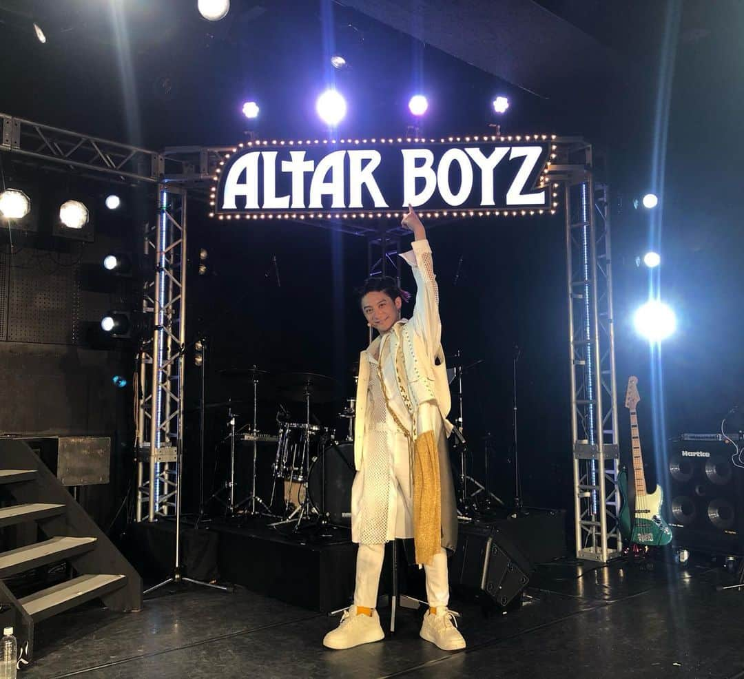 松浦司のインスタグラム：「ALTAR BOYZ team GOLD   JUAN 役  無事千穐楽終えました！  また必ず帰ってくるからね  thank you  #アルターボーイズ2023 #アルターボーイズ　#ALTARBOYZ」