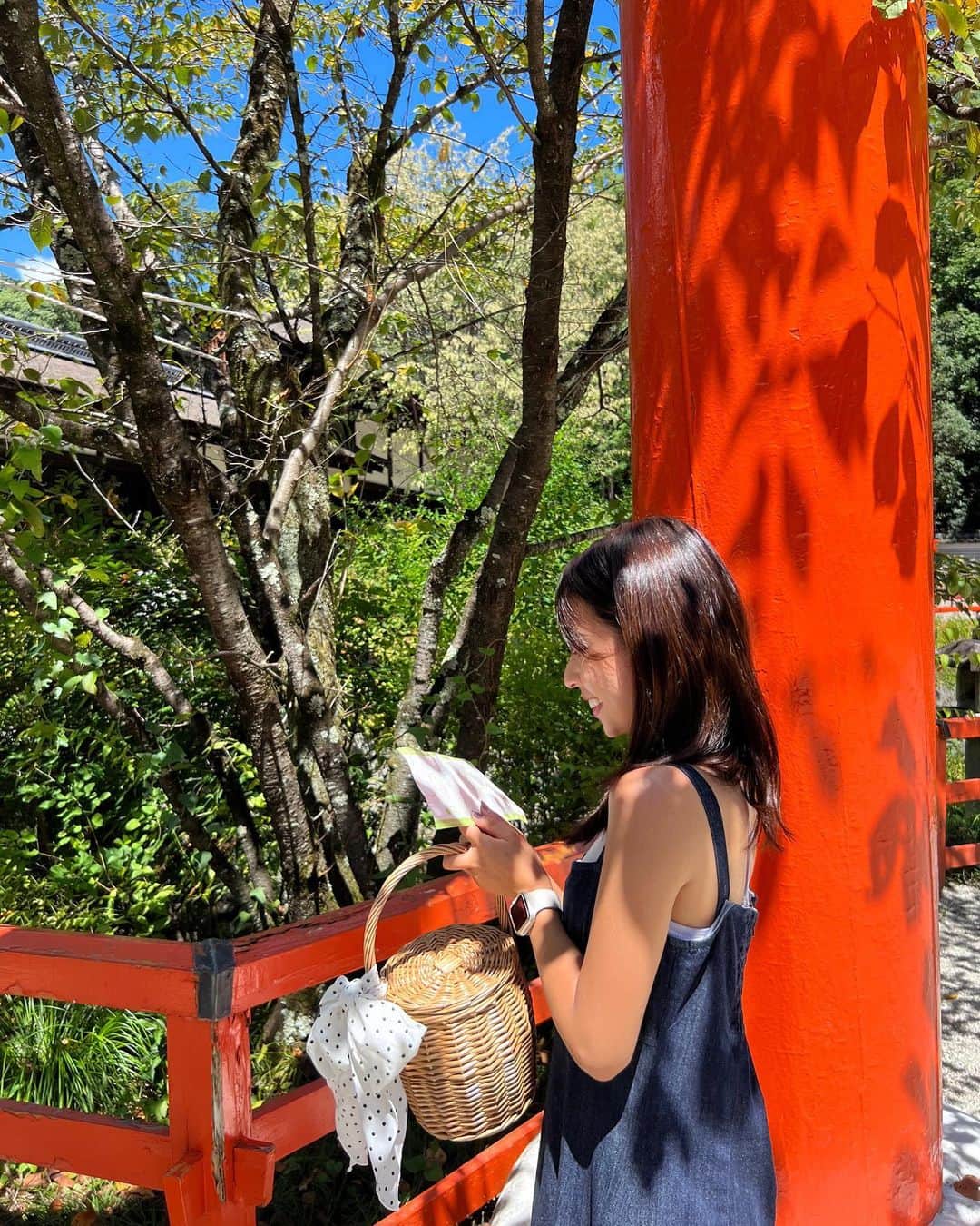 山尾梨奈のインスタグラム：「〻 This paper fortune said that… perfect ;-)  綺麗な朱色と緑にパワーを貰いました 下鴨神社は陽の入り方が綺麗で、晴れの日にオススメです  ⛩️🍃」