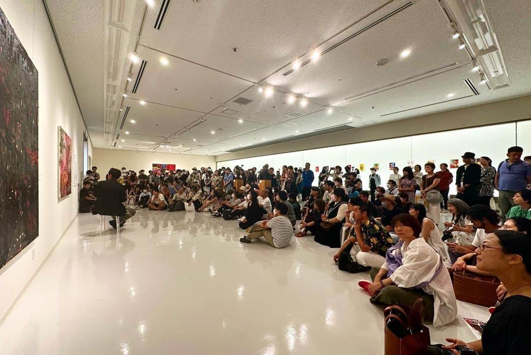 井田幸昌さんのインスタグラム写真 - (井田幸昌Instagram)「米子市美術館、本日をもちまして閉幕となりました。 最終日、満員御礼。🙇‍♂️🙏 会場に入りきれないほど沢山の方々にご来館いただきました。 ただただ感謝しかございません。 サイン会も想定の何倍もの方々がご参加くださり、お時間をかけてしまいました。🙇‍♂️ 皆様、温かいお言葉と、応援をくださりありがとうございます。 日本国内美術館では初めての巡回個展。そのスタートが育った土地にある馴染み深い美術館になったことは不思議な縁のようなものを感じます。 海も山もいつも僕の記憶の中で変わらず見守ってくれていた。 今回の展覧会もきっとそんな美しい風景の記憶と共に僕の頭の中に刻み込まれていると思います。 二十数年ぶりにお会いした方や、旧友とも会うことができた。 変化したものと、変わらなかったもの、それがなんであったのかを確かめることが出来たように思います。 そこには愛があふれていた。 僕はこの土地で産声をあげて、皆様に育てていただいた。 そのことを誇りに思います。 会期中ご来館くださいました全ての皆様に心よりの感謝を。 井田はますます精進して参ります。 全ての展覧会が大事な展覧会だけれど、この展覧会は本当に僕にとって重要なものになりました。 なんだか嬉しいけど寂しい！^_^  “井田幸昌より愛を込めて。 みんな大好きです！ ありがとう😊”  …さて！ 次はいよいよ京都だ！ 京都市京セラ美術館での個展は9/30より。 米子展とは一部内容を変更、また作品数も大小合わせて300作品以上の作品数でお出迎えいたします。 皆様引き続きアップデートにご期待ください。  #yukimasaida #井田幸昌 #yonago #kyoto  #井田幸昌展 #パンタレイ #pantarhei  #鳥取 #米子  #京都  @yonagoshibi」8月27日 21時07分 - yukimasaida