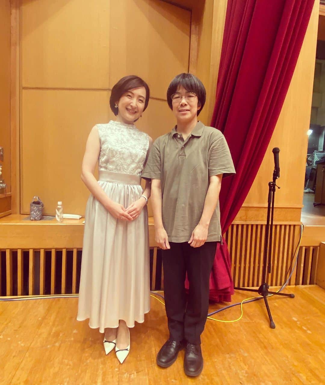 田添菜穂子さんのインスタグラム写真 - (田添菜穂子Instagram)「「神奈川フィル・ジュニアオーケストラ2023・夏 第7期生 修了コンサート」司会を担当しました。  コロナ禍で実施できない年や、弦楽オーケストラのみの年もありましたが、今回は4年ぶりのフルオケ開催！ 44人の小中高生が、夏の間に集中してかなフィルの楽団員の皆様から指導を受けて、今日に臨んだのでした。  素晴らしい本番でした！！ オーケストラで演奏できた喜びを語ってくれるインタビューしかり、リハよりGPよりさらに素晴らしかった演奏しかり。 お客様の拍手が鳴り止みませんでした！皆さま、BRAVO！  アーカイブになっていますので、ぜひご覧くださいませ。 https://www.youtube.com/live/3nd61Iuo4nY?si=NO2XTiBYyo57wCjj  写真は、今回のマエストロ小林雄太さんと、管・打楽器の講師チーフ府川雪野さん。 府川さんは第一部の講師演奏では、ロンドンデリーの歌で、素晴らしいソロを披露されていました！  小林マエストロは、神奈川フィルの副指揮者を務められていて、来月ブザンソン国際指揮者コンクールの本選に出られる日本人4人のお一人です！ 力を発揮されますように！！  #神奈川フィルハーモニー管弦楽団 #神奈川フィル #神奈川フィルジュニアオーケストラ #アーカイブ配信 #小林雄太 #府川雪野 #トロンボーン」8月27日 21時07分 - nahokotazoe