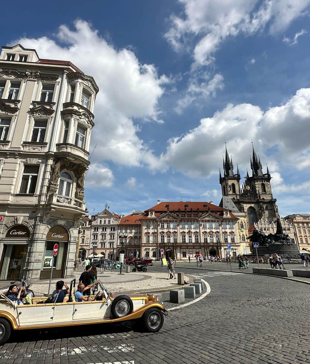 のインスタグラム：「今週はチェコ🇨🇿⛳️ 予選落ちだけど、コースも近いプラハ市内のホテルで街が最高に綺麗で癒されました✨  次はスイスへ🇨🇭✈️  #チェコ #プラハ」