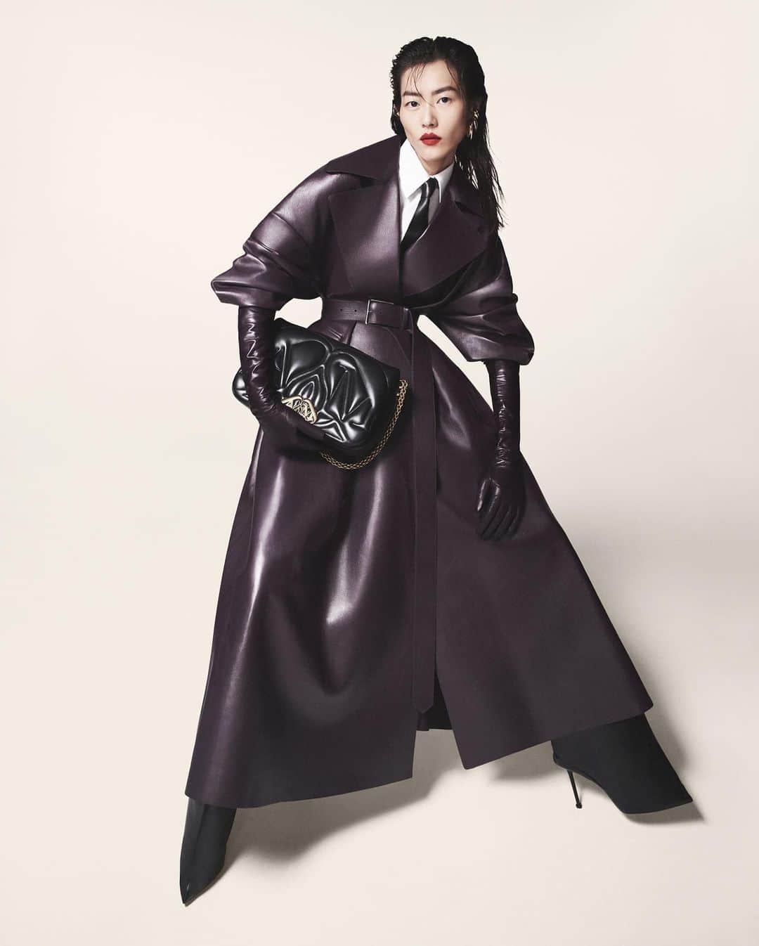 リウ・ウェンのインスタグラム：「A great honor to be part of @alexandermcqueen's Autumn/Winter 2023 campaign! Thank you very much #SarahBurton @davidsimsofficial @guidopalau @lucia_pieroni @jesshallettcast for having me! #McQueenAW23」