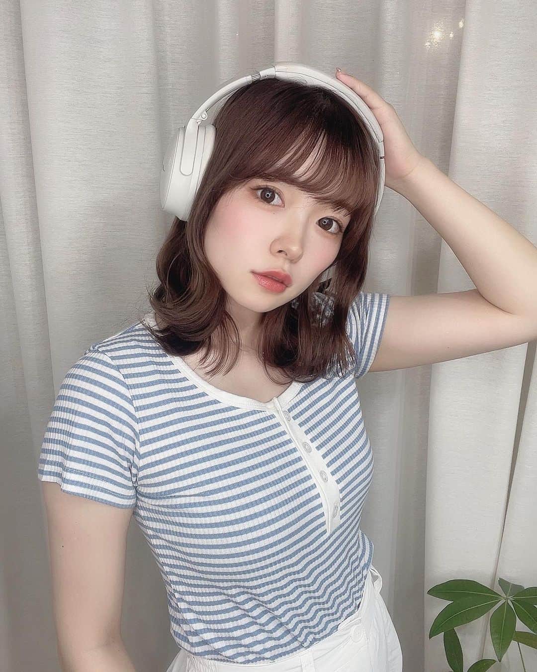 橋本紗奈のインスタグラム：「超可愛い服沢山買った！🐬 . . しかもプチプラ！ トップス:SHEIN ボトムス:GRL . . 爽やかなコーデがめっちゃよい🫶🏻 . .  #instagood #japanesegirl #japan #asiangirls #poseinspo #feedwear #selfie #instalove #ミディアム　#ミディアムヘア #アパレル #サロモ #メイク #ファッション #ポートレート #portrait #ootd #ファッション #カーゴパンツ #ヘッドフォン #ヘアカラー #GRL #shein #ホワイトパンツ #水色トップス #骨格ナチュラル #ジュエリー #bose #shein購入品 #sheinコーデ #プチプラコーデ」