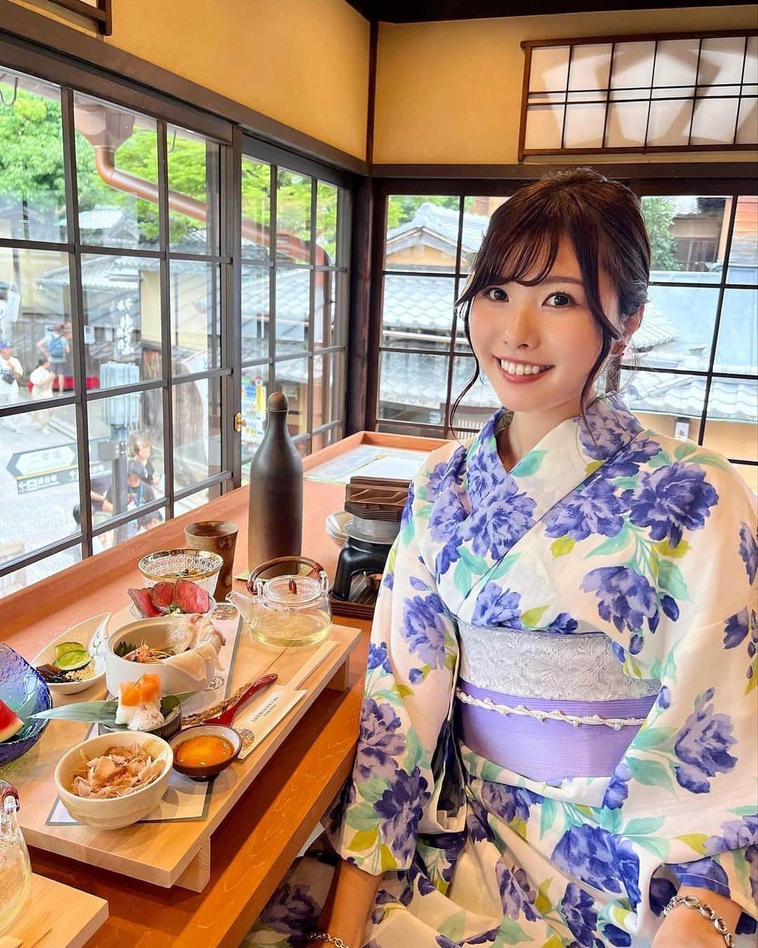 のインスタグラム：「夏らしい豪華丼ランチ🤍 @kyotoitsukichaya  京都五種食べ比べ膳🌾 海の幸彩る豪華丼 涼を感じるスイカの水菓子付  見た目も鮮やかな5種✨  ・生削り鰹節丼 炊きたての釜飯と卵黄醤油付けと 頂く  ・国産サーモンの棒寿司 泡醤油が珍しいサーモン寿司🍣  ・季節の海鮮丼 旬の車海老や国産イクラ、真鯛、 カンパチなどの贅沢な海鮮丼  ・和牛ローストビーフと夏野菜丼 柔らかな和牛ローストビーフ  ・煮穴子ひつまぶし ふっくらと仕上げた煮穴子のひつまぶし お好みで鰹節と昆布のお出汁で頂く  ・自家製 スイカの水菓子 スイカをふんだんに使った季節の水菓子🍉  京都らしい繊細な見た目で食べる前からワクワク🥰💓  清水寺の近くで オシャレランチを🤍  📍京都府京都市東山区桝屋町349-18  PR @kyotoitsukichaya  #ハレの日御膳 #五木茶屋 #五木茶屋清水店 #京都グルメ #清水グルメ #京都ランチ#Kyoto#着物#浴衣#京都観光#kiyomizutemple」