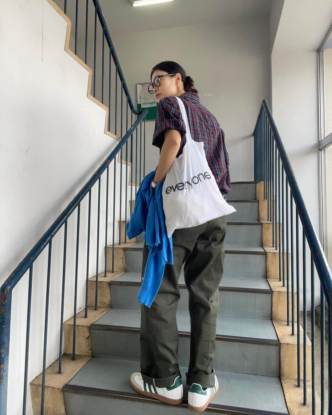 田中シェンさんのインスタグラム写真 - (田中シェンInstagram)「おやっとさぁ🫡  Tops @nanouniverse_official  Pants @dickies  Shoes @adidastokyo  Blue shirts @calvinklein  Glasses @ahlem Bag @everyone.tokyo  #清澄白河散歩  行きたいお店が土日オンリーの 営業だったので、電車に乗って清澄白河へ💨 日曜日の白河は、どこも大行列でした💥  ——————————————— #フルーツサンドイッチ  @haganorganiccoffee  ———————————————  コーヒーもフルーツサンドイッチもアイスクリーム も全部ヴィーガン🪴 身体に優しいとわかったら、あれもこれもと たくさん頼んでしまいました🤦🏻‍♀️ 水出しコーヒーのレモネードシロップドリンクレモン とミントチョコアイスに、みかんのフルーツサンド🍊 をたーんといただきました🙆🏻‍♀️ 夏の終わりに酸味はいいですね。 真っ白の店内、店外は天気の良い日に 照り返しが目に痛いですが、気分はサントリーニ島 に旅行してる気持ちです🌊(行ったことないけど)  ——————————————— #ハンバーガーショップ  @3000daysburger  ———————————————  名前のインパクトでセレクトしたこちら、 そういえば、東京都現代美術館に目の前で 行列になってるのみたことあるなと入りました。 初めてなので、ベーシックなハンバーガー🍔。 肉汁が逃げる逃げる(頬張ってる間) 旨みを逃したくない田中と肉汁の攻防戦でした🥊 パティがふわっと肉の合間に空気のクッションが 入ってるようなふわふわ感でした。 フライ🍟も絶品。  ——————————————— #セレクトショップ東京  @faar_tokyo  ———————————————  白河にいくんだったら、ここ行きなよ！と センスの良い知人に勧められたこちら。 お洋服のセレクトを目当てに行ったけど アンティークの器や、食器が気になった🍴 しかも、「ひーーっ！！」てなるお値段感ではない のがさらに良き👍🏻内装も素敵なので是非です。 土日しかやってないので気をつけて‼️  ——————————————— #kiyosumishirakawaguide  In this area , there are so many delicious restaurants  And coffe shop. I’ve visited one of the select shop And I felt like if I was in Korea . #seongsudong  #聖水駅  ( I wanna go back there ASAP!) if I can recommend u One shop, I want u to go to @3000daysburger . They have studied there hamburgers for 3000days (How many year is that ?) till they decided to serve  To the first customers. Yuuuummmmyy!🍔🍟 ——————————————— #清澄白河カフェ巡り #清澄白河ランチ #清澄白河散歩  #清澄白河テイクアウト #清澄白河いい店 #清澄白河さんぽ  #清澄白河スイーツ #清澄白河セレクトショップ  #アディダスサンバ #adidassambasecond  #チェックシャツコーデ #dickieslife #ディッキーズパンツ  #ディッキーズコーデ　#ストリート系ブランド  #メンズファッションコーディネート  #일본여행🇯🇵 #東京観光🗼  #yutenji  #여행일기✈️ #푸드스타그램🍴  #카페스타그램☕🍨🍰 #每日穿搭分享  #日系穿搭必備」8月28日 19時50分 - shen_tanaka