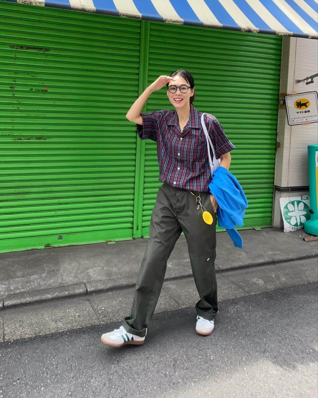 田中シェンさんのインスタグラム写真 - (田中シェンInstagram)「おやっとさぁ🫡  Tops @nanouniverse_official  Pants @dickies  Shoes @adidastokyo  Blue shirts @calvinklein  Glasses @ahlem Bag @everyone.tokyo  #清澄白河散歩  行きたいお店が土日オンリーの 営業だったので、電車に乗って清澄白河へ💨 日曜日の白河は、どこも大行列でした💥  ——————————————— #フルーツサンドイッチ  @haganorganiccoffee  ———————————————  コーヒーもフルーツサンドイッチもアイスクリーム も全部ヴィーガン🪴 身体に優しいとわかったら、あれもこれもと たくさん頼んでしまいました🤦🏻‍♀️ 水出しコーヒーのレモネードシロップドリンクレモン とミントチョコアイスに、みかんのフルーツサンド🍊 をたーんといただきました🙆🏻‍♀️ 夏の終わりに酸味はいいですね。 真っ白の店内、店外は天気の良い日に 照り返しが目に痛いですが、気分はサントリーニ島 に旅行してる気持ちです🌊(行ったことないけど)  ——————————————— #ハンバーガーショップ  @3000daysburger  ———————————————  名前のインパクトでセレクトしたこちら、 そういえば、東京都現代美術館に目の前で 行列になってるのみたことあるなと入りました。 初めてなので、ベーシックなハンバーガー🍔。 肉汁が逃げる逃げる(頬張ってる間) 旨みを逃したくない田中と肉汁の攻防戦でした🥊 パティがふわっと肉の合間に空気のクッションが 入ってるようなふわふわ感でした。 フライ🍟も絶品。  ——————————————— #セレクトショップ東京  @faar_tokyo  ———————————————  白河にいくんだったら、ここ行きなよ！と センスの良い知人に勧められたこちら。 お洋服のセレクトを目当てに行ったけど アンティークの器や、食器が気になった🍴 しかも、「ひーーっ！！」てなるお値段感ではない のがさらに良き👍🏻内装も素敵なので是非です。 土日しかやってないので気をつけて‼️  ——————————————— #kiyosumishirakawaguide  In this area , there are so many delicious restaurants  And coffe shop. I’ve visited one of the select shop And I felt like if I was in Korea . #seongsudong  #聖水駅  ( I wanna go back there ASAP!) if I can recommend u One shop, I want u to go to @3000daysburger . They have studied there hamburgers for 3000days (How many year is that ?) till they decided to serve  To the first customers. Yuuuummmmyy!🍔🍟 ——————————————— #清澄白河カフェ巡り #清澄白河ランチ #清澄白河散歩  #清澄白河テイクアウト #清澄白河いい店 #清澄白河さんぽ  #清澄白河スイーツ #清澄白河セレクトショップ  #アディダスサンバ #adidassambasecond  #チェックシャツコーデ #dickieslife #ディッキーズパンツ  #ディッキーズコーデ　#ストリート系ブランド  #メンズファッションコーディネート  #일본여행🇯🇵 #東京観光🗼  #yutenji  #여행일기✈️ #푸드스타그램🍴  #카페스타그램☕🍨🍰 #每日穿搭分享  #日系穿搭必備」8月28日 19時50分 - shen_tanaka