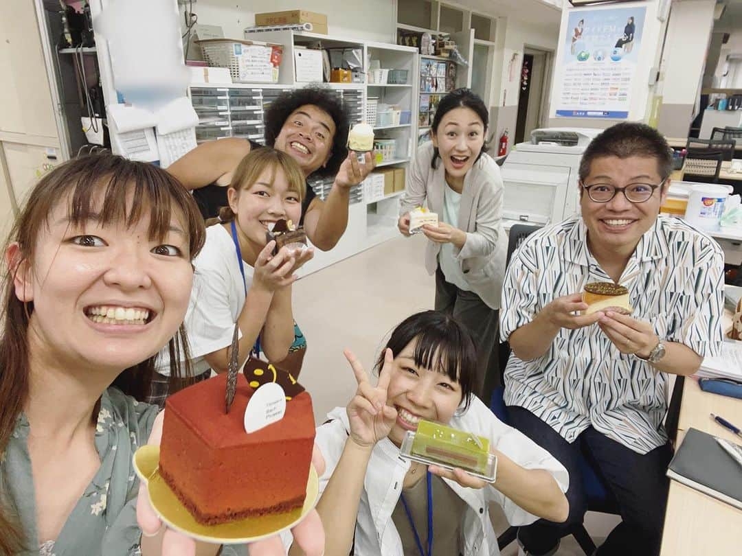 てゲてゲハイスクール→ハウスのインスタグラム：「⁡ 岩﨑さん🎶 お誕生日おめでとうございます✨✨ ⁡ 生まれてきてくれて ありがとうーーーー！！🎸 ⁡ これからもよろしくお願いいたします✨ ⁡ #tegeh  #てゲてゲハイスクール #てゲてゲハウス #MBCラジオ #鹿児島　#誕生日 #スーパー　#主人」