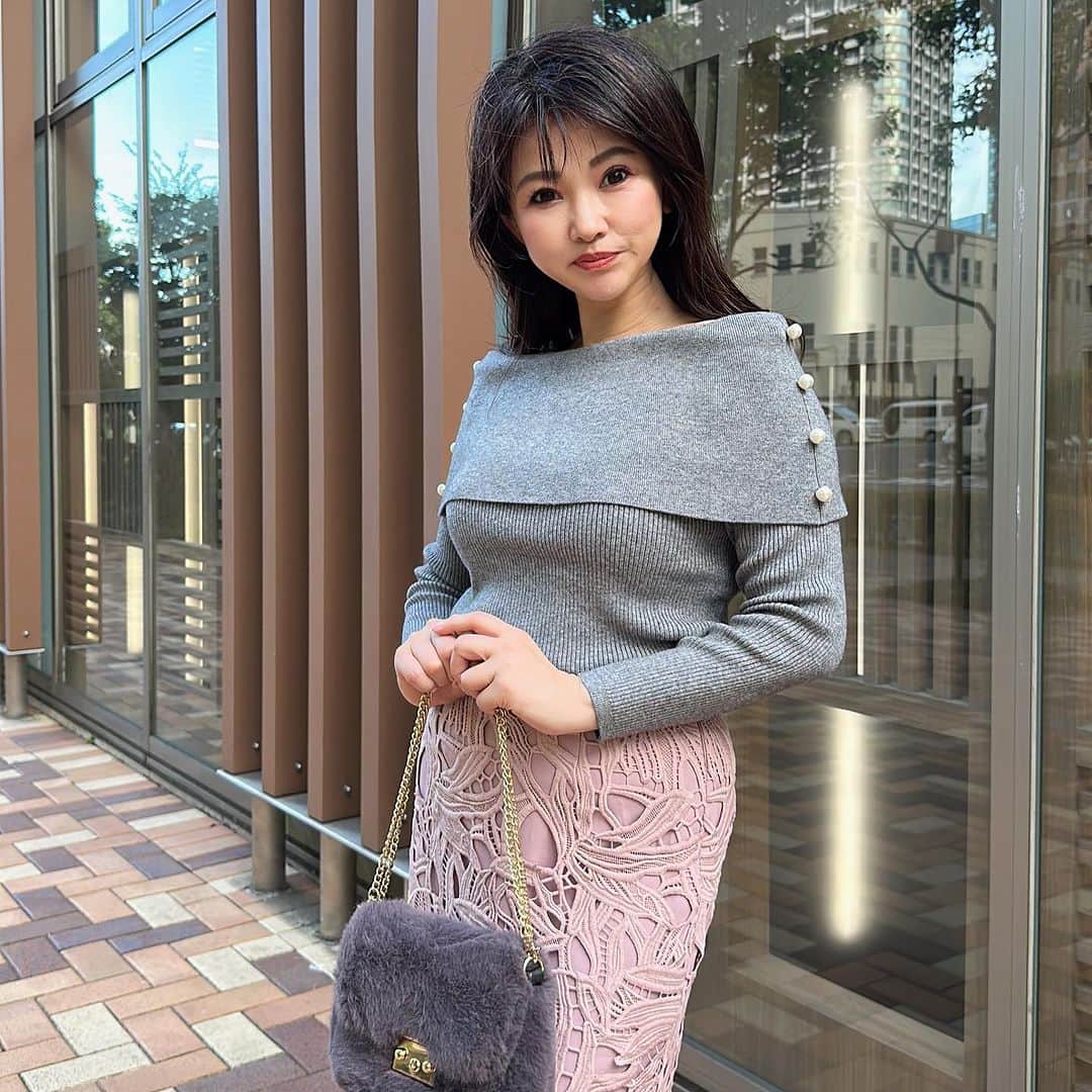 Maya Shiraiのインスタグラム：「とっても可愛く出来た自信作💓前評判も良くて嬉しいです🥰 新作のケープ風ニットパール付き✨✨ ケープの様になったデザインが肩に丸みを出して 女性らしい印象に。 肩から二の腕にかけてパールデザインが品良くまとまり 二の腕もカバーします。  秋冬に大人気のふわもち素材なので ふわっふわな肌触りでご着用いただけて冬は暖かい❣️  オフショル風に見えるケープも 肩に当て布付きなので肌が見えすぎず 下着の紐も見えない作りにしています （２枚目写真みてね）  8/28(月)12時〜販売スタート予定です☺️💓  Knit &skirt @feerichelu   👠　@zara  👜  #feerichelu#フェリーシェル#ケープニット#秋冬ニット#パールニット #OLコーデ#フェミニンコーデ#大人フェミニン#きれいめ#大人かわいいコーデ#お出掛けコーデ#通勤コーデ#通勤#olコーデ#お仕事コーデ#デートコーデ#大人フェミニン#タイトスカート#レーススカート#レース#コーデ #スカート #スカート」