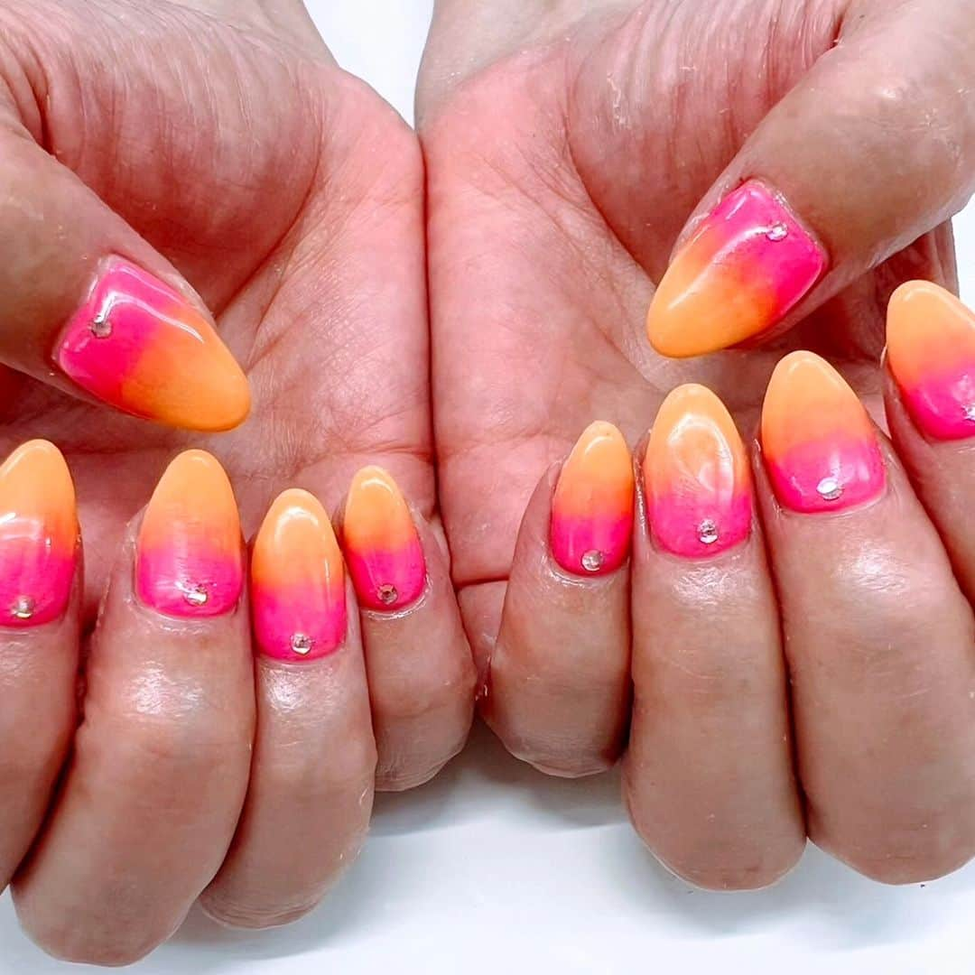 吉岡奈々子のインスタグラム：「ネイル　#newnail #new #nail #グラデーションネイル #マンゴーカラー #最後の #夏ネイル」