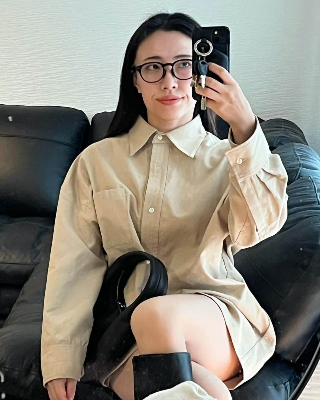 RIKAPEPEのインスタグラム：「女将です。  残暑厳しい毎日ですが 出掛ける予定も無いのですが...涙😅  たまの休館日=爆買いなので... 秋服を買いました🤩🔥🔥🔥🔥  謎にロングブーツ欲が湧いてきて ビッグシャツタイプの サロペットを新調。  柔術で上半身が逞しくなり... オーバーサイズの服が 何だか落ち着きます😂  色々着回しがきくので 今から楽しみ🖤🤎  ヒールとも合わせたい。願望はある🤞 履けるかな？😂  色は、おベージュ。 （くーちゃん色🧸）  tops @searoomlynn_official  boots @searoomlynn_official  bag @aeta_photo  glasses @jins_japan   #女将 #爆買い #秋服  #searoomlynn  #aeta  #aetabag  #jins  #ワンハンドルバッグ  #シャツワンピース #着回しコーデ  #ロンパース」