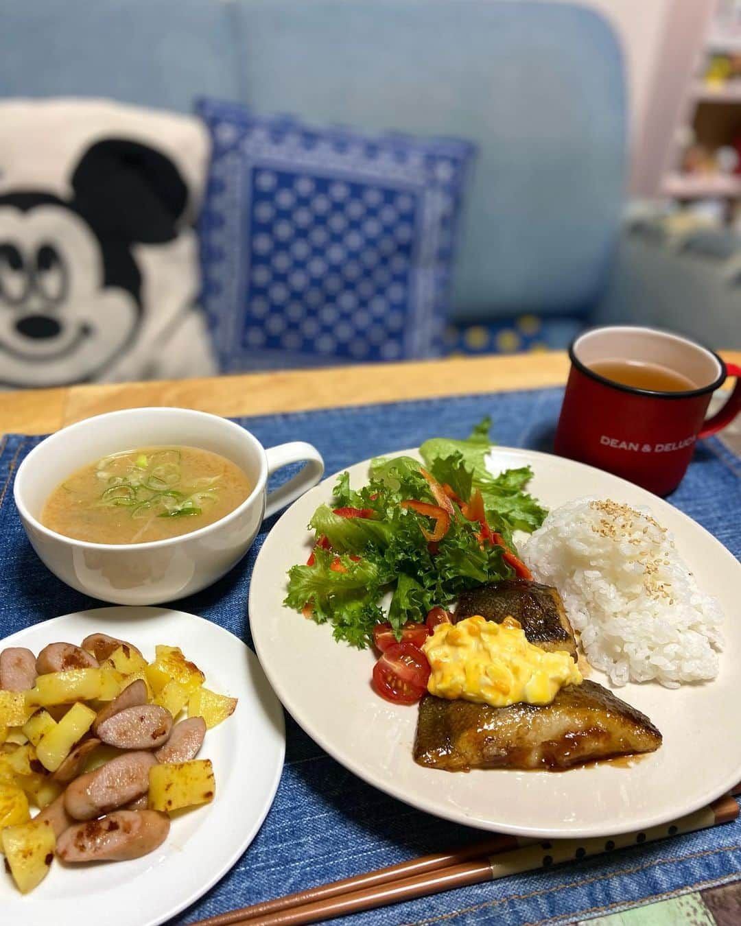 lalapinkのインスタグラム：「夜ごはん🍚  ⭐︎カレイの南蛮タルタルソースがけ ⭐︎和風ジャーマンポテト　 ⭐︎きくらげと玉ねぎの味噌汁  ヒロミのおじさんマラソン感動しちゃった🤣  @oisix   #よるごはん #夜ごはん #夕食 #夕飯 #タルタルソース #ジャーマンポテト #きくらげ #おうちごはん #おうちご飯 #24時間テレビ ##ちゃんとoisix #oisix #オイシックス」