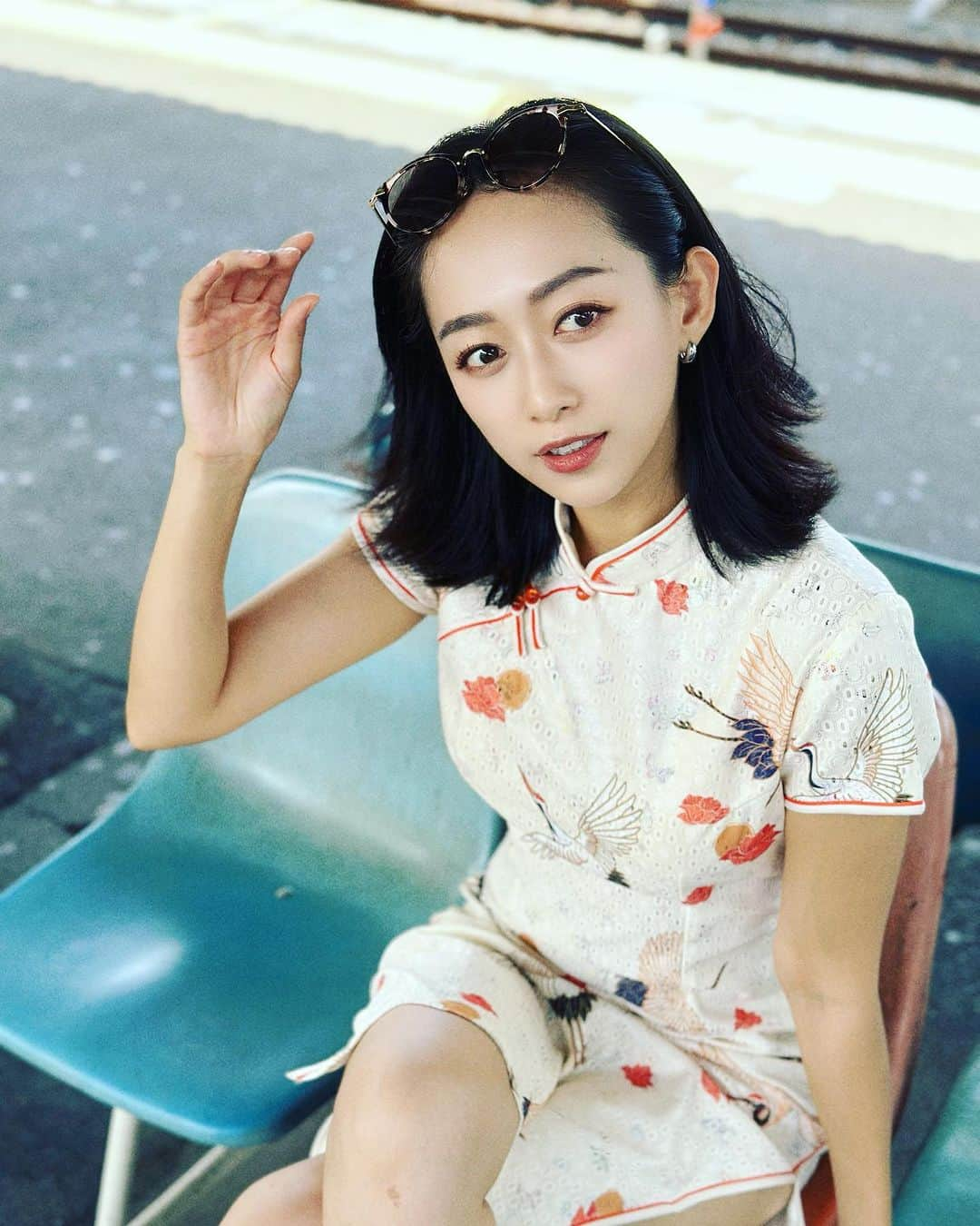 梨衣名のインスタグラム：「Chinese dress✨🥂  📷 山地 この日はお友達と西武園ゆうえんち🎡 水浴びしたり展望台登ったり花火見たり 夏満喫☀️☀️☀️  夏満喫したらその分、日焼けした🧴😎 すぐ私の駆け込み寺のTHCに肌ヘア  @tokyo_hills_clinic   今回は初めてトーニングしたよ！ シミやニキビ跡、色素沈着やくすみ、開いた毛穴に効果的！ 私が一番感動したのが、トーニング直後にワントーン以上美白になったの感じたの！！ 首の色との差が出来ちゃって焦ったぐらい。  ホクロも薄くなるって言うから、 自分の眉尻ホクロがお気に入りなので、レーザー当たらないよう保護シールしてもらった🤣🤣  だって、ホクロ占いだと運気上がるホクロだったんだもん？  #美白効果 #東京ヒルズクリニック #chinesegirl」