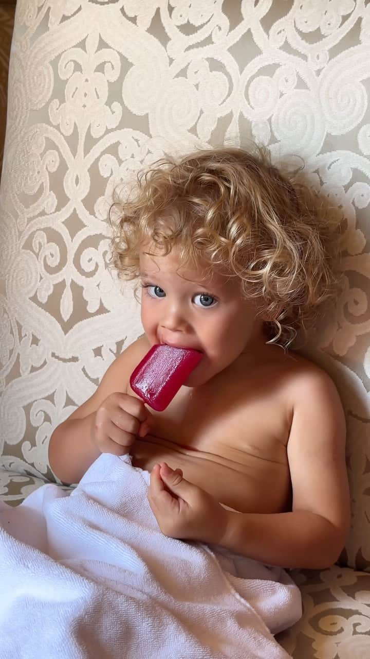 エレナ・ペルミノヴァのインスタグラム：「Sharing is caring but not at that age 🍦🍦🍦」