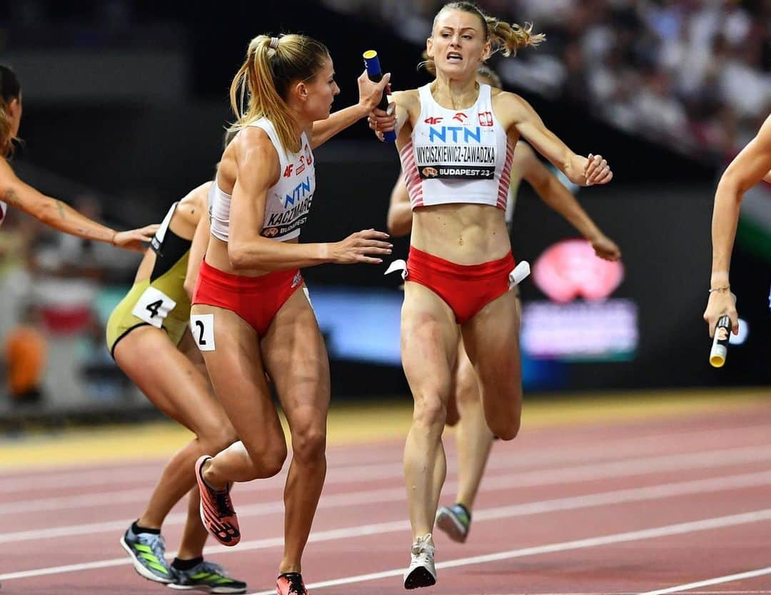 Patrycja WYCISZKIEWICZさんのインスタグラム写真 - (Patrycja WYCISZKIEWICZInstagram)「Dziś 21.50 finał damskiego biegu sztafetowego 4x400m na @wabudapest23 ♥️  ON YOUR MARKS  SET  GO 🔥🔥🔥🔥 @marikapopowicz @nataliaakaczmarek @alicja_wronakutrzepa @aleksandraformella  #relay #worldchampionships #final」8月27日 21時21分 - patrycjawyciszkiewicz