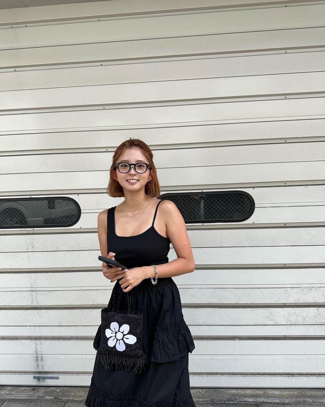 鈴本美愉のインスタグラム：「やけた⛱️ 今肩の皮向けと闘ってます😮‍💨  @muleau_official  お気に入りのアシメタンクトップとネックレスの組み合わせ♡」