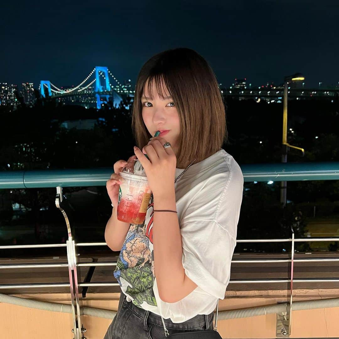 関さくらのインスタグラム：「新作のスイカ飲んでドライブしてきた〜〜🏙🍉✨」