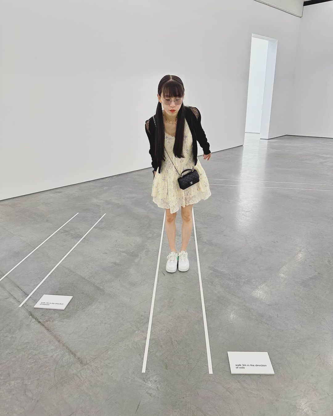 西脇綾香のインスタグラム：「🗽  この道がそれぞれの場所に繋がっとるんと。 私の行末はどこに繋がっとるんかね👱🏻‍♀️  #newyork #art #artgallery #diabeacon #dia」