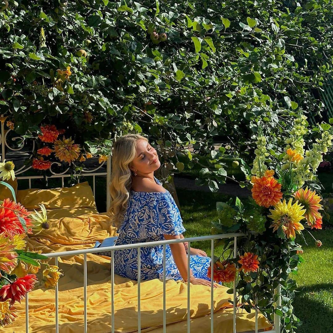 アリサ・フェディチキナのインスタグラム：「Last days of summer glow ✨🍯🌼🧡🧘🏼‍♀️」