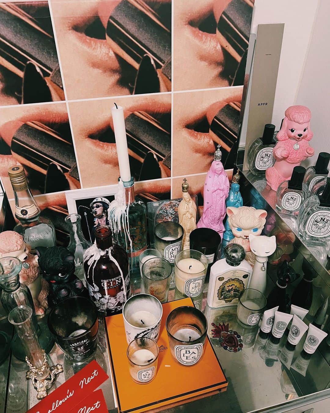 のインスタグラム：「. ☯️SACRED SPACE☯️ 一人暮らしだったり家族と住んでたり、同棲だったり住む形は様々。 貴方のお家に祭壇はありますか？  オリジナル神棚って名付けたり。。 つばめはあります🤲 ただ、ただ自分の好きな物を置いてあるspace。 可愛いと思った花瓶だったり ボトルだったりとにかく、何も考えず好きな物だけしか置かない場所。 小さいspaceでも構わない。 作ってみると、自分というものを再確認できるし、神秘的な気持ちにもなれるのだ。 みんなの ここ、自分の祭壇！オリジナル神棚！ってとこあれば是非見せて🌹 .」