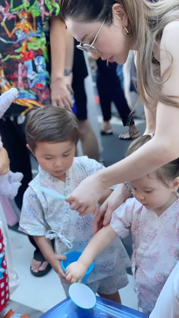 藤井リナのインスタグラム：「日本のお祭りっていいですよね☺️ 私はすごく好き この日まさか家族が増えることになるなんて😵 子供がうっかり忘れてしまったのかな、公園に金魚すくいされた金魚が落ちているのを息子くんが見つけた。 3匹のうち1匹はすでに死んじってたけど2匹はまだ生きていたから水槽など一式売っているお店を探して急遽連れて帰ることに😅 公園で、袋に入った金魚をずっとナデナデ可愛がって心配している息子くんがいつも怪我した動物を探して連れて帰っていた幼い時の私と重なって、生き物が好きで命を大切にできるんだなってすごく感動。 うっかり忘れてしまったのが子供だったら仕方ないのかもだけど、そもそも命を売る商売って道具まり好きじゃないな😢 金魚すくいみると可哀想だなって気持ちになってお祭りが楽しくなくなる😢 今年はお祭りがたくさん再開されて子供たちは楽しいね🥰✨」