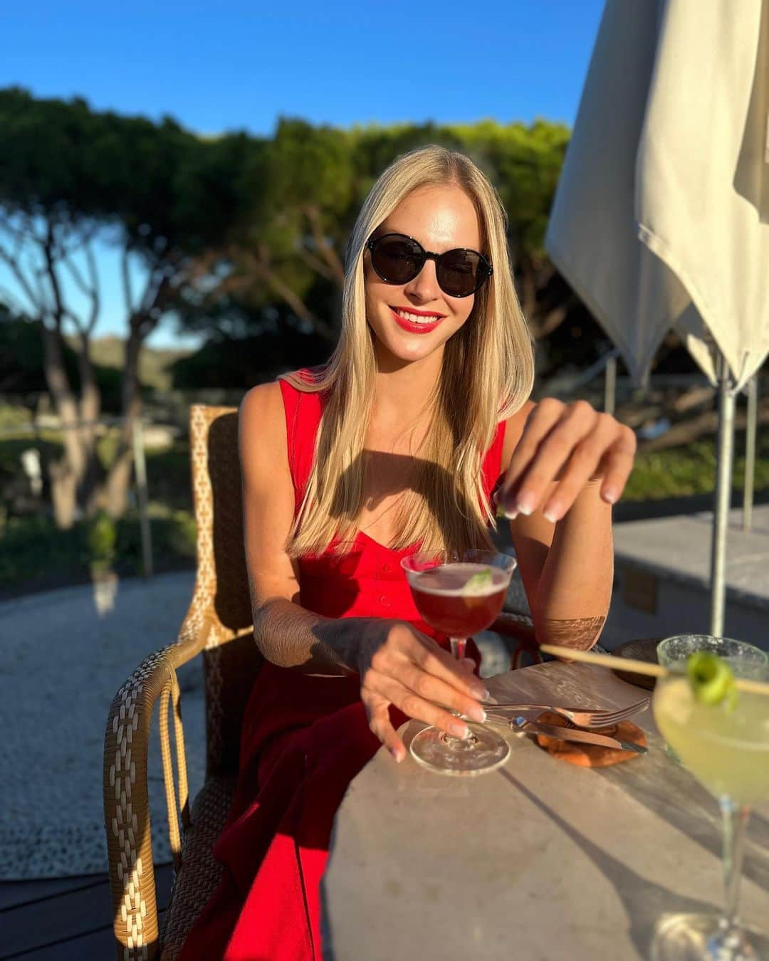 ダリヤ・クリシナのインスタグラム：「Think of all the beauty around you and be happy 💋🍸  #happysundayeveryone #weekendvibes #daryaklishina」