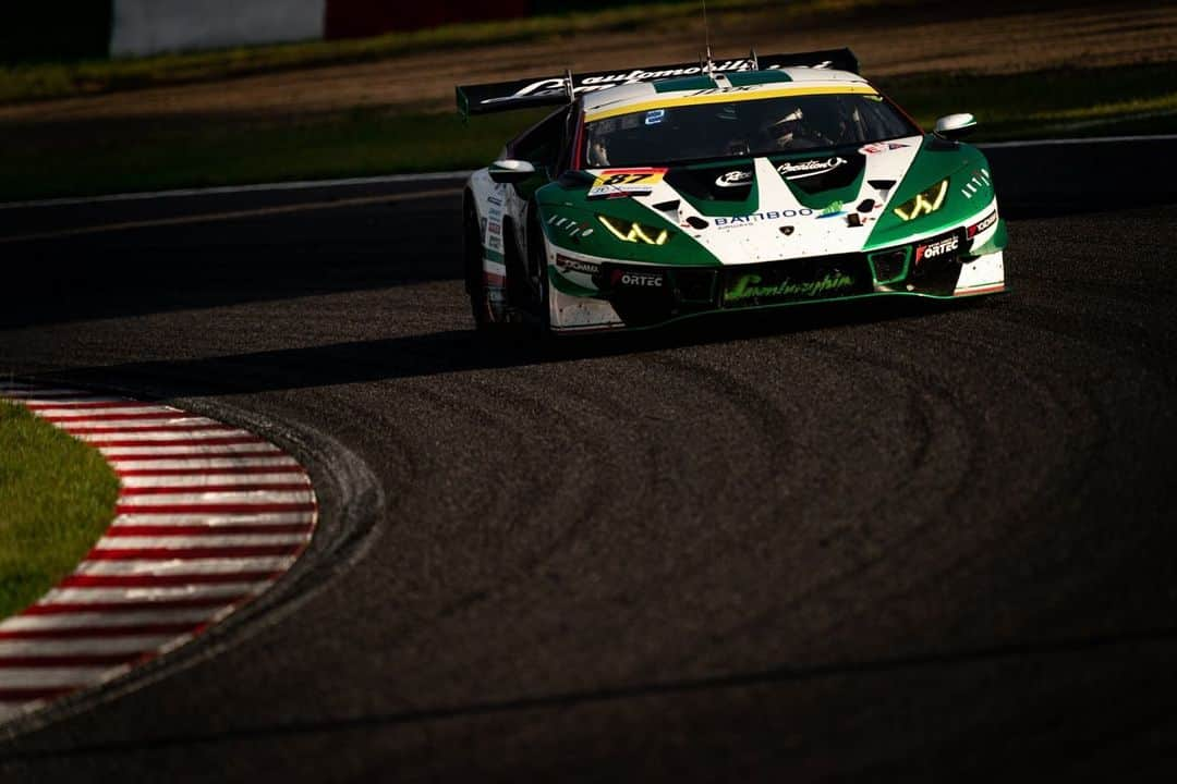 松浦孝亮さんのインスタグラム写真 - (松浦孝亮Instagram)「Super GT Rd.5 鈴鹿 決勝　P4→P2🥈✌️  夏の鈴鹿、相性が良いのか序盤ではピット作業ミスもあり順位を大きく落としましたが、2回目のピットタイミングがFCY中で、大きくポジションを戻し、2位フィニッシュしました。 今季、初表彰台でした。 第3戦の鈴鹿では、全損してしまいそこからチームが頑張ってくれたおかげてレースに復帰できました。 ヨコハマタイヤさんも、厳しい鈴鹿を戦い抜く強いタイヤを作ってくれました。 まずは、表彰台に戻ってこれた事に感謝し、残りの3戦を全力で戦います。 沢山の応援ありがとうございました。 #supergt #jloc #lamborghini #lamborghinihuracangt3 #yokohamatire」8月27日 21時30分 - ko_matsuura