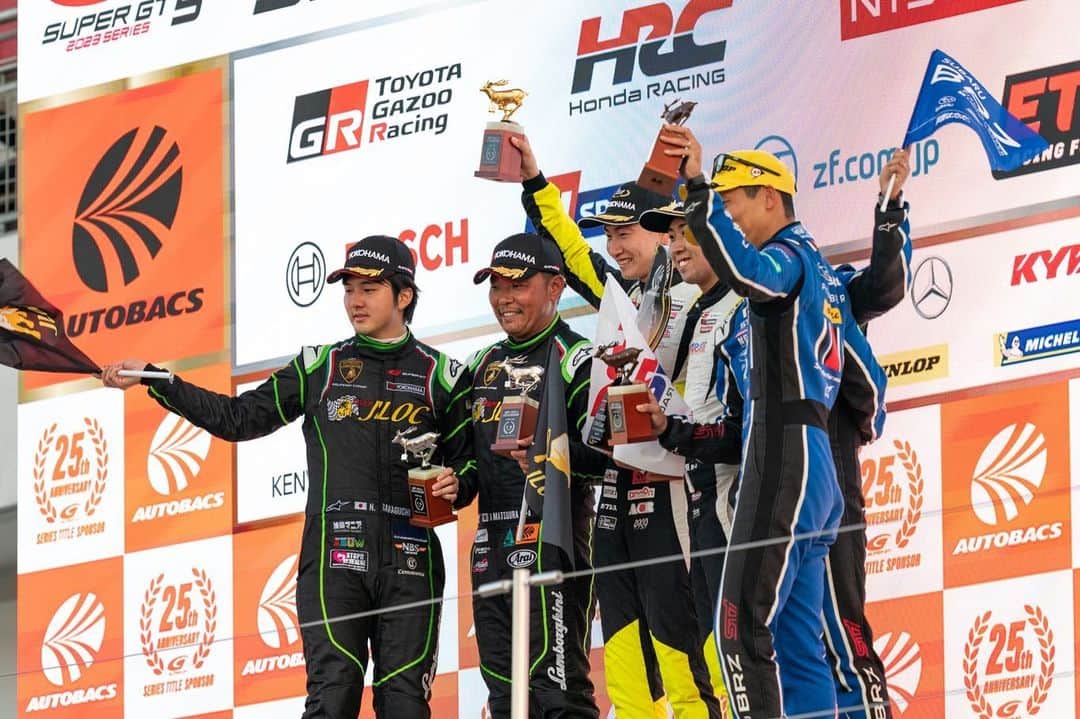 松浦孝亮のインスタグラム：「Super GT Rd.5 鈴鹿 決勝　P4→P2🥈✌️  夏の鈴鹿、相性が良いのか序盤ではピット作業ミスもあり順位を大きく落としましたが、2回目のピットタイミングがFCY中で、大きくポジションを戻し、2位フィニッシュしました。 今季、初表彰台でした。 第3戦の鈴鹿では、全損してしまいそこからチームが頑張ってくれたおかげてレースに復帰できました。 ヨコハマタイヤさんも、厳しい鈴鹿を戦い抜く強いタイヤを作ってくれました。 まずは、表彰台に戻ってこれた事に感謝し、残りの3戦を全力で戦います。 沢山の応援ありがとうございました。 #supergt #jloc #lamborghini #lamborghinihuracangt3 #yokohamatire」