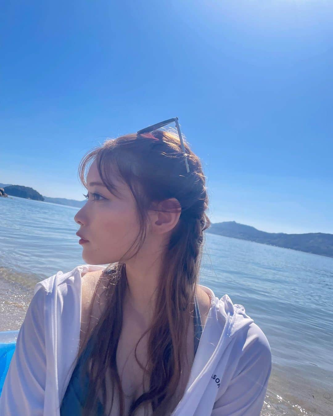 橋本真帆さんのインスタグラム写真 - (橋本真帆Instagram)「♡ . . 今日も朝から海でした🏖️ さすがに日焼けが大変なので フル装備で🕶️ すぐ更新しようと思ったのに 疲れ果てて寝てしまってた...😴 . . . . . #海コーデ #ヘアアレンジ #妹カメラマン #日曜日の過ごし方 #寝起きチョイス #よく見たら一枚目半目やないかい」8月27日 21時35分 - maho_hashimoto14