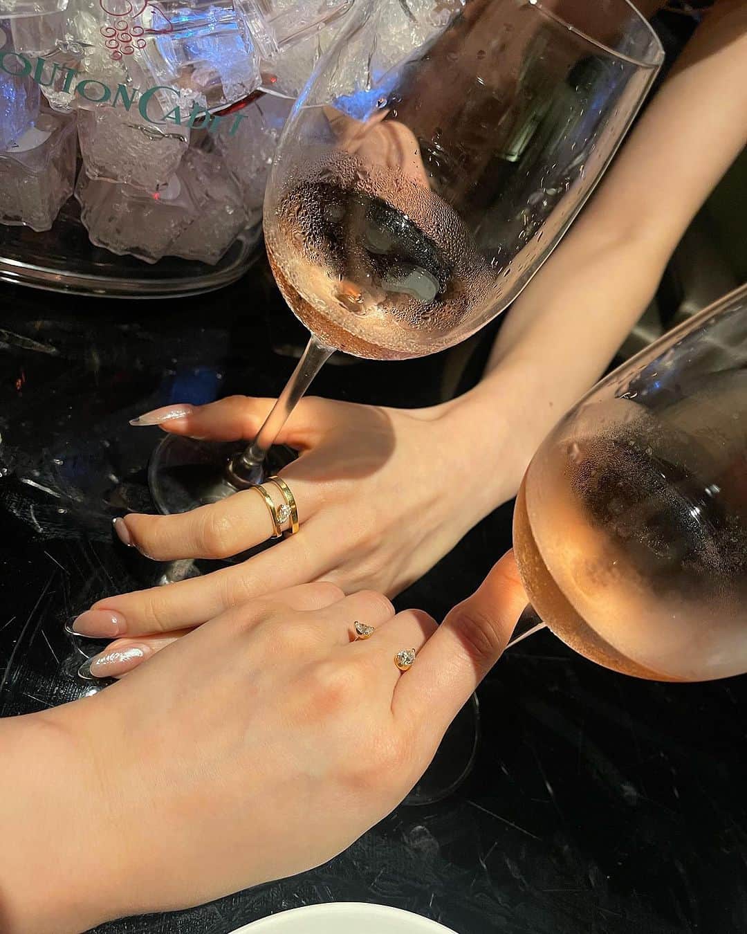 野崎萌香さんのインスタグラム写真 - (野崎萌香Instagram)「ロスチャイルド社が手掛けるワインのひとつ 「ムートン・カデ」@moutoncadet_officialより、異なる土壌、 気候などを感じながらワインの違いを味わえる 「ムートン・カデ・レゼルヴ・シリーズ」のペアリングを楽しめる 試飲ディナー会へ行ってきました🍷🍇🇫🇷  ボルドーワインを代表するムートンカデは 羊と葡萄の可愛いマークがトレードマークの フランスでとても人気のワインブランド🐏🍇  食前にはロゼ、生牡蠣に白を お肉のタルタル、パスタ、メインのお肉料理には 3種のボルドーワインを それぞれマリアージュして頂きました🍽️🍷  1番好きだったのは和牛のタルタルと一緒にいただいた、 サン・テミリオン🐄🍷  まろやかで果実味と酸味とのバランスもよく そしてややスパイシーで タンニンともバランスの取れたワインで ボルドー初心者の私にも飲みやすい素晴らしいワインで タルタルとの相性も抜群でした。  ご飯もワインもどれも全て美味しくて。。。　  1番最初に生牡蠣と合わせた白ワインのグラーヴ・ブランも グレープフルーツのような果実感が強く ミネラル感、フレッシュ感、コクがあって とても美味しくて感動しました。  ボルドーの飲み比べをしたのは初めてて とても楽しく勉強になるディナー会でした。  色々なお料理に合わせてお家でも ボルドーのワインに挑戦していきたいな🌹  #MoutonCadet #wine #bordeaux #bordeauxwie #ムートンカデ #ボルドーワイン」8月27日 21時30分 - moeka_nozaki