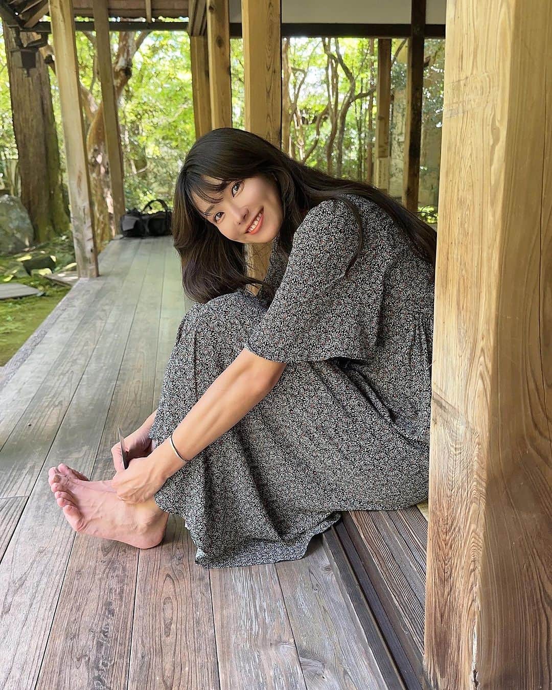 小澤楓のインスタグラム：「東京のお客様ありがとうございました♡  京都に帰ってきて、今日はお休みだったので夫と2人で京都を巡る会をしました🫱🏻‍🫲🏼 今週から神社か寺を巡ることにして、京都生活が楽しくなりそうです♡  今日は、 #九頭竜大社  #崇道神社  #蓮華寺   に行ってきました。  蓮華寺は本当に素晴らしい庭で涼しかったらずっと居たい場所でした。  京都観光のことも更新していこうと思います♡ お楽しみにっ⛩️  #京都観光#京都 #kyoto#神社巡り #パワースポット#お寺巡り」