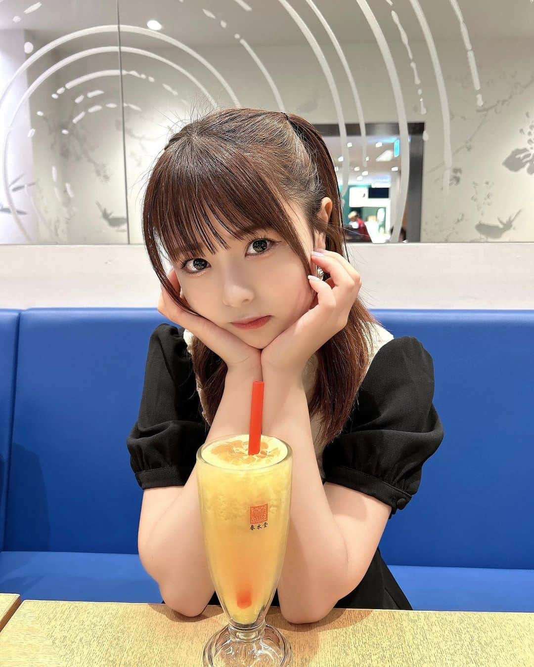 久保田沙矢香のインスタグラム：「カフェデートしよ〜 ❤︎  #カフェ巡り #カフェ #ミディアムヘア #ミディアムヘアアレンジ #ハーフツイン」