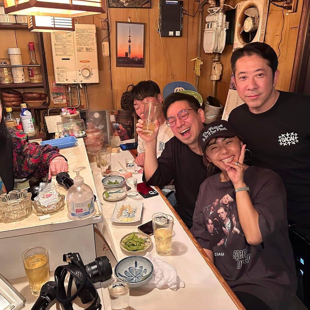 クック井上。さんのインスタグラム写真 - (クック井上。Instagram)「さらばしたくないけど、さらば呑んべ横丁🤤🍶  ☞☞☞swipe☞☞☞  たまたま横に座った父娘と話して笑って歌って泣いて。 『しらかわ』店主、立石のスーザンボイルにもうお会いできないのかな？『江戸っ子』のあの風情はもう味わえない？ 圧倒的唯一無二の街の再開発は本当に残念無念。  #再開発 #呑んべ横丁 京成立石 #立石 #酒場 #赤提灯#居酒屋 #ハシゴ酒 #行列 #昼飲み #江戸っ子 #しらかわ #もつ焼き #もつ焼 #煮込み #せんべろ  #酒場放浪記 #instafood  #delicious #日本 #Japan #tateishi #グルメ #料理男子 #野菜ソムリエ #アスリートフードマイスター #フードコーディネーター #食育インストラクター #こども成育インストラクター #料理芸人 #クック井上。」8月27日 21時32分 - cook_inoue