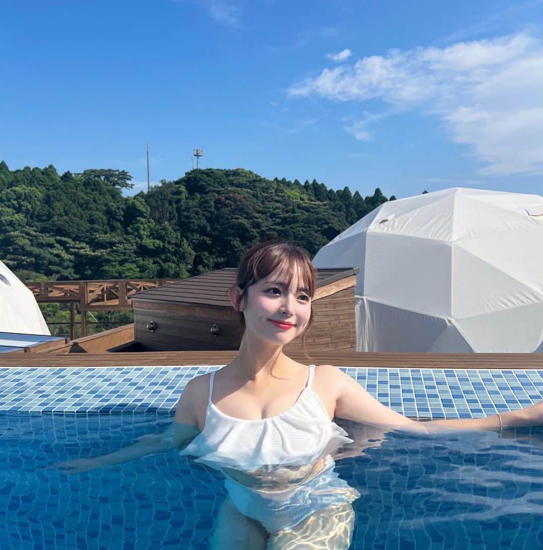 横山紗弓のインスタグラム：「infinity pool🐬 ぷかぷか浮いてるだけでも気持ちいいし サウナ後にも最高だった🫠 (隣に水風呂もあるよ。) グランゾ長崎投稿まだまだ続く🫰 #長崎 #長崎旅行 #長崎観光 #長崎グランピング #glanso長崎 #glamping #glampingresortglanso #水着 #水着コーデ #水着女子 #ビキニ #ビキニ女子 #プール」