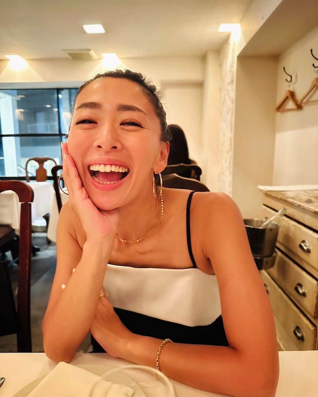 野沢和香のインスタグラム：「沢山美味しい物食べてRelaxな楽しい週末でした🍷🍝  毎日一緒のSunshineピアスで☀️  写真にも曲がのせられることを初めて知った🙃  今週もお疲れ様でした💃来週も楽しみましょうね！  皆様、良い夜を〜🌙」