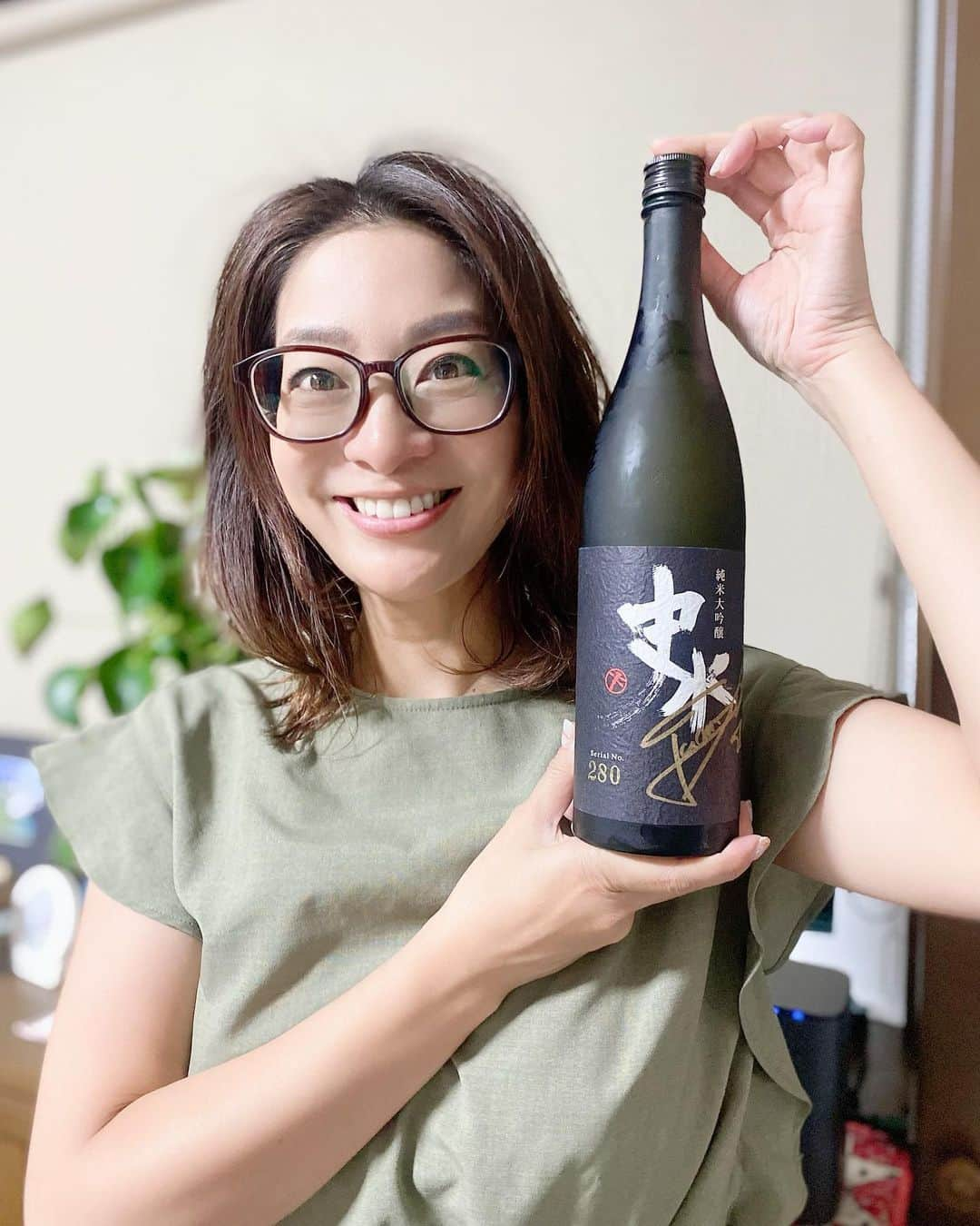 海津ゆうこのインスタグラム：「ついに開けました、菊水の限定酒『史水』  三味線プレイヤーの史佳さんが 田植えの段階から何度も三味線の音色を聴かせて 作り上げたお酒です。  美味しいと思って飲んだけど 本当に美味しい〜😊  ゆっくりと味わっています。  #日本酒#限定酒#菊水酒造#史水 #純米大吟醸 #日本酒女子 #日本酒好き #ご馳走さまです#instagood #instadaily #instalike #instalife #instapic #フリーアナウンサー#ラジオパーソナリティー #新発田産」