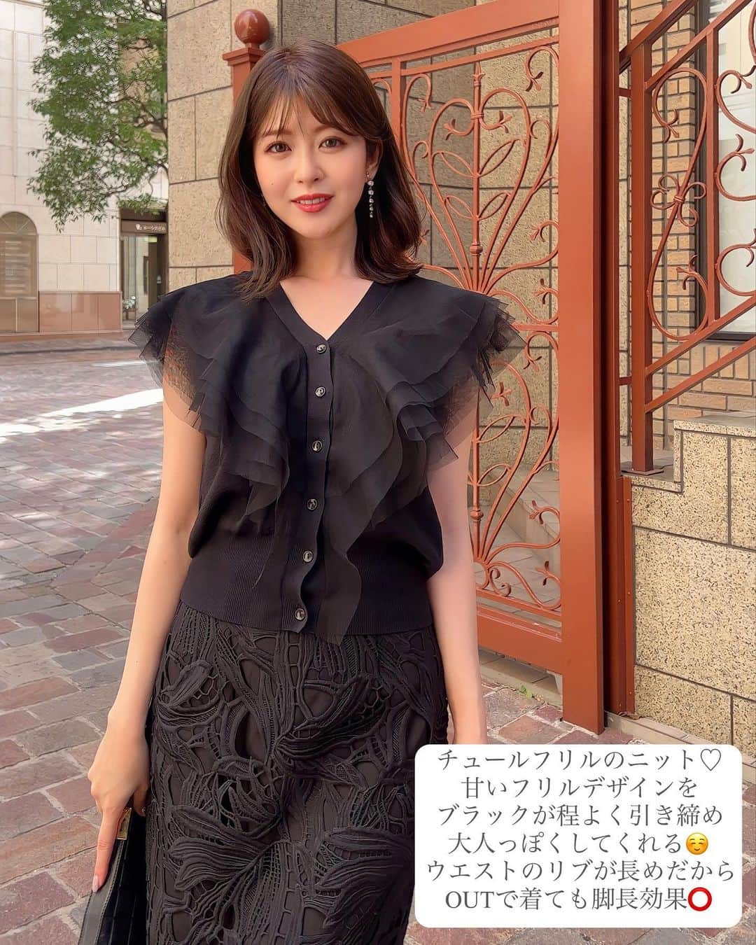 みゆこさんのインスタグラム写真 - (みゆこInstagram)「珍しくオールブラックコーデ🖤 チュールデザインとレースでエレガントに✨ ⁡ 大人気のレースのタイトスカート、 この秋冬私はブラックも気になってる♡ 秋の新色も出たのでまた着てみるね🎈 ⁡ ⁡ニットは今SALEでプライスダウン中🐇🌸 タグ🏷付けしてるのでCheckしてみてね🤫💭 ⁡ #通勤コーデ#タイトスカート#フェミニンコーデ#モテコーデ#女子力高め#大人っぽい#アラサー女子#30代ファッション#158cm #骨格ウェーブ#イエベ春#フェミニン#フェミニンコーデ#コーデ記録#FEERICHELU#晩夏#晩夏コーデ#大人女子コーデ#サマーニット#ブラックコーデ#黒コーデ」8月27日 21時36分 - miyuco.t