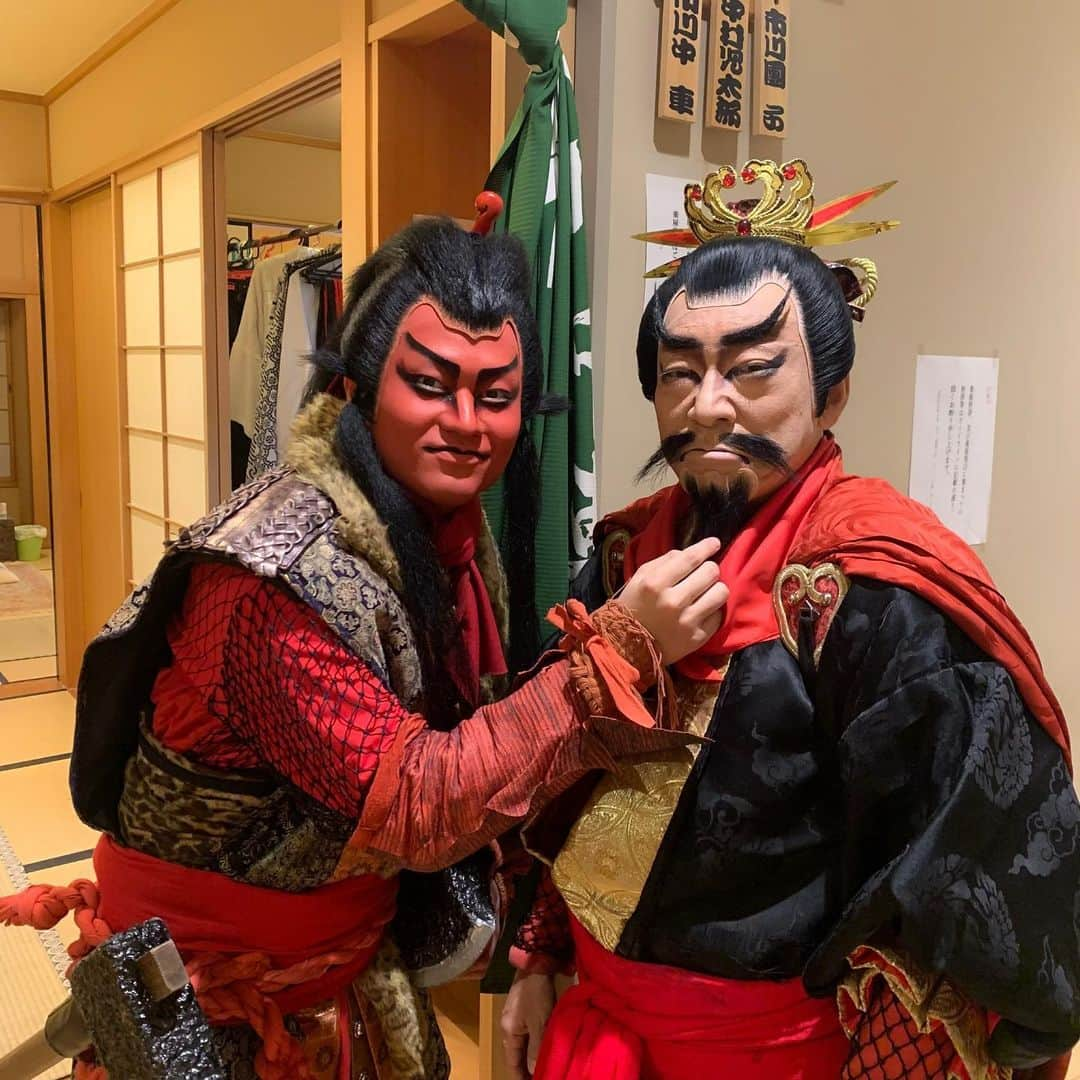 中村福之助さんのインスタグラム写真 - (中村福之助Instagram)「. 八月納涼歌舞伎千穐楽を迎えました。 観劇してくださった方々ありがとうございました。 ⁡ 『新水滸伝』は、来月南座で引き続き上演致します！ 京都の皆さん是非観にいらしてください🙇‍♂️ ⁡ 晁蓋親分と📸 ⁡ #歌舞伎座 #八月納涼歌舞伎 #新水滸伝 #市川中車 #中村福之助」8月27日 21時37分 - fukunosuke_3